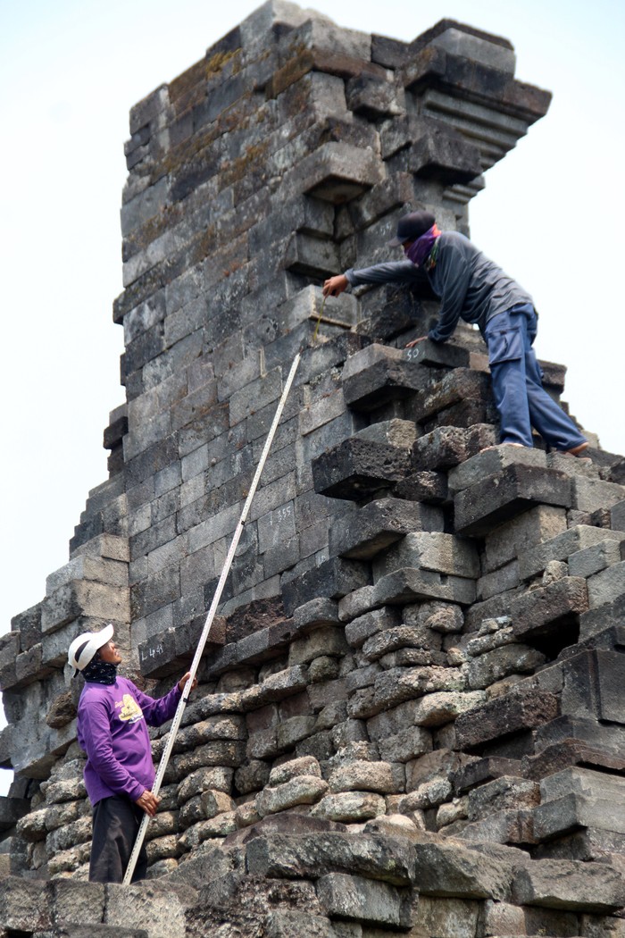 Studi kelayakan pemugaran Candi Arimbi Jombang Arkeolog dari Balai Pelestarian Kebudayaan (BPK) wilayah XI Jawa Timur melakukan studi kelayakan pemugaran di Candi Arimbi Kecamatan Bareng, Kabupaten Jombang, Jawa Timur, Jumat (27/10/2023). Studi kelayakan yang dilakukan mulai 23-28 Oktober 2023 tersebut untuk menentukan apakah Candi Arimbi layak atau tidaknya dilakukan pemugaran dalam rangka pemulihan kembali strukturnya berdasarkan kondisi eksisting saat ini dan ketersediaan batu penyusun aslinya. ANTARA FOTO/Syaiful Arif/foc.