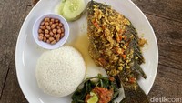 Untuk menu andalan yang wajib traveler cicipi di sini adalah mujair nyat-nyat. Dengan bumbu khas Bali, menu ini siap memanjakan lidah traveler. Untuk menikmati mujair nyat-nyat traveler tak perlu merogoh kocek yang dalam, hanya Rp 60 ribu. Menu makanan di Cafe Kebun berkisar antara Rp 22 ribu hingga Rp 60 ribu.