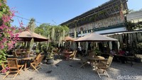 Cafe Kebun memiliki kapasitas sekitar 150 orang dengan beberapa pilihan tempat duduk. Ada yang outdoor di tengah kebun, ada pula yang indoor dengan pemandangan kebun bunga dari lantai dua. 