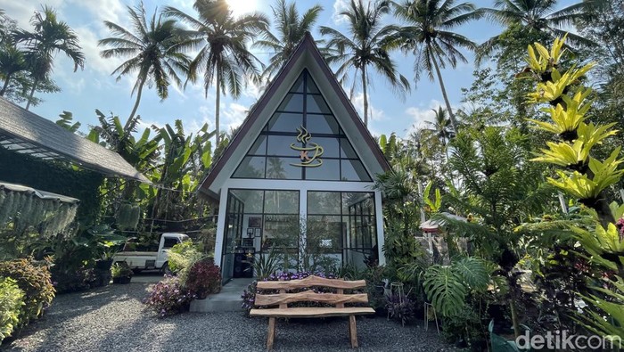 Menawarkan sensasi bersantap dan ngopi santai yang berbeda dari kafe biasanya. Di Penglipuran ada satu kafe unik dengan pemandangan kebun cantik. Namanya Cafe Kebun.