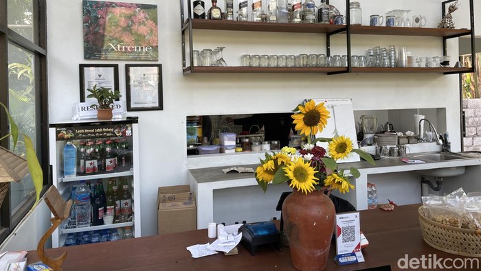 Menawarkan sensasi bersantap dan ngopi santai yang berbeda dari kafe biasanya. Di Penglipuran ada satu kafe unik dengan pemandangan kebun cantik. Namanya Cafe Kebun.