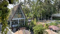 Cafe Kebun buka setiap hari mulai pukul 10.00 - 22.00 WITA. Karena konsepnya yang unik dan cantik membuat pengunjung di Cafe Kebun selalu ramai. Tak jarang, pelanggan yang awalnya hanya ingin bersantap, akhirnya berujung membeli bunga di sini. 