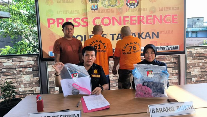 Kedua pelaku pencabulan anak berusia 4 tahun saat di hadirkan dalam Press realis Polres Tarakan.