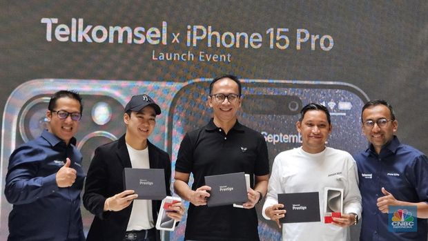 Telkomsel menghadirkan paket bundling iPhone 15 yang sudah bisa didapatkan hari ini, Jumat (27/10/2023), di TShop. (CNBC Indonesia/Intan Rakhmayanti Dewi)