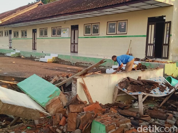 Tempat parkir SDN 6 Delanggu yang ambruk usai diterjang hujan disertai angin kencang. Dipotret Jumat (27/10/2023).
