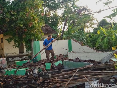 Tempat parkir SDN 6 Delanggu yang ambruk usai diterjang hujan disertai angin kencang. Dipotret Jumat (27/10/2023).