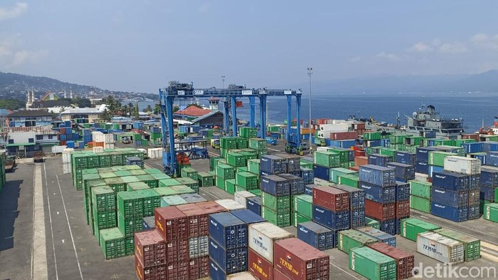 Terminal Peti Kemas (TPK) Ambon, Maluku.