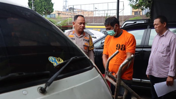 Tersangka PS (45) memakai baju tahanan. (Foto: Dok. Polres Karo)