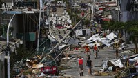 Tidak hanya tiang listrik yang ambruk, puing-puing juga berserakan di jalanan usai badai menerjang wilayah Acapulco, Meksiko. AP Photo/Felix Marquez.  