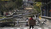 Tiang listrik ambruk ke jalan usai diterjang badai Otis di Acapulco, Meksiko, Kamis (26/10/2023) waktu setempat. AP Photo/Felix Marquez.  