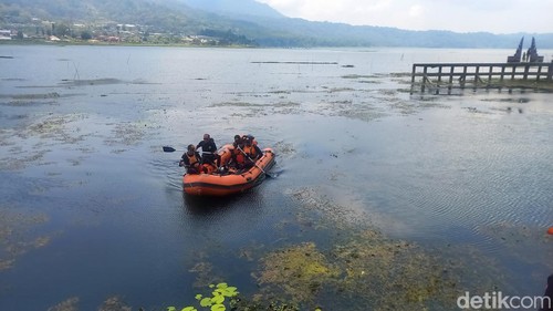 Tim SAR gabungan melakukan pencarian terhadap warga Wanagiri bernama Ketut Wijana yang diduga tenggelam di Danau Buyan, Jumat (27/10/2023). (Made Wijaya Kusuma/detikBali)
