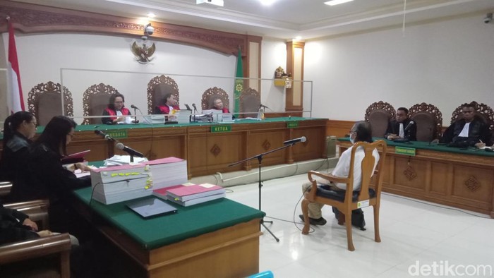 Raden menjalani sidang di PN Tipikor Denpasar, Jumat (27/10/2023). (Aryo Mahendro/detikBali)