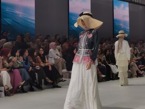 Heaven Lights & Vanilla Hijab Rilis Koleksi Tema Keindahan Laut di JFW 2024