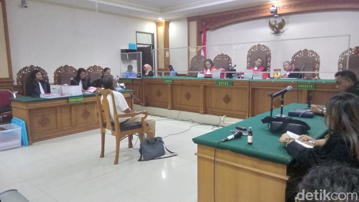 Wakil Rektor (Warek) Bidang Umum dan Keuangan Univrsitas Udayana I Gusti Bagus Wiksuana bersaksi di hadapan majelis hakim di PN Tipikor Denpasar, Jumat (27/10/2023). (Aryo Mahendro/detikBali)