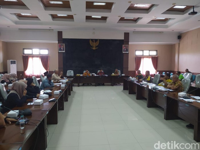 Warga beraudiensi dengan DPRD Kabupaten Magelang, Jumat (27/10/2023).