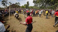 Kerumunan penonton mengelilingi adu banteng di Kabaras, wilayah Kakamega, Kenya, Jumat (20/10/2023).