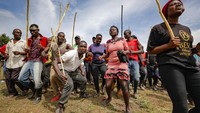 Ribuan orang menantang hujan dan dingin untuk menghadiri kompetisi adu banteng tahunan di Kenya barat.