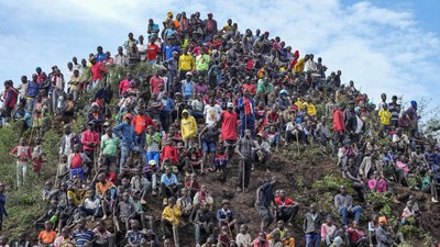 Warga Kenya Penuhi Puncak Bukit demi Nonton Adu Banteng