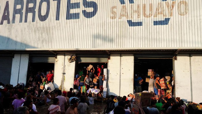 Badai Otis dengan kecepatan angin 165 mil (270 km) per jam menerjang Acapulco, Meksiko. Pasca bencana itu, warga mendatangi pertokoan untuk melakukan penjarahan.