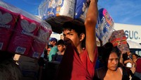Mulai dari makanan, minuman hingga tisu dijarah oleh warga yang terdampak badai Otis di Acapulco, Meksiko. Reuters/Alexandre Meneghini.  