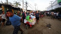 Bahkan ada warga yang membawa barang-barang jarahan menggunakan troli. Reuters/Quetzalli Nicte-Ha.  
