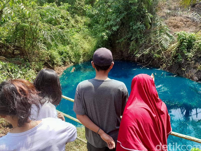 Warga melihat fenomena telaga berubah menjadi biru di Bengkulu.