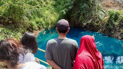 Potret Telaga yang Airnya Berubah Jadi Biru-Warga Penasaran