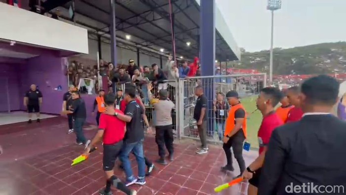 Wasit dan hakim garis Persik vs Persebaya