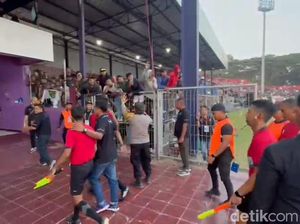 Persik vs Persebaya Diwarnai Drama Penalti, Wasit Sempat Diamankan