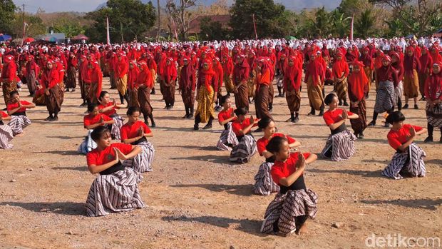 Ribuan pemuda Kecamatan Wuryantoro Wonogiri menari bersama.