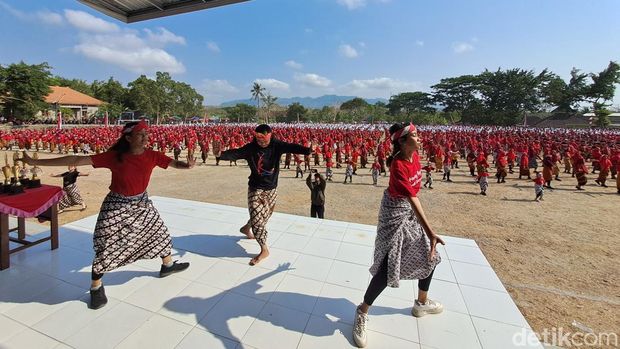Ribuan pemuda Kecamatan Wuryantoro Wonogiri menari bersama.