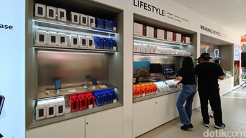 Router dan smartwatch tersedia di toko ini. Foto: Adi Fida Rahman/detikINET