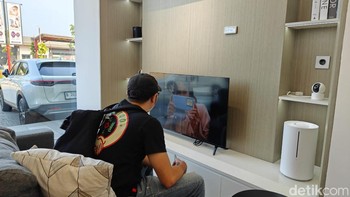 Menariknya terdapat showroom yang didesain seperti ruang tengah, ruang keluarga, dan ruang makan, yang membantu pelanggan membayangkan bagaimana produk AIoT dapat diintegrasikan ke dalam lingkungan rumah mereka. Foto: Adi Fida Rahman/detikINET