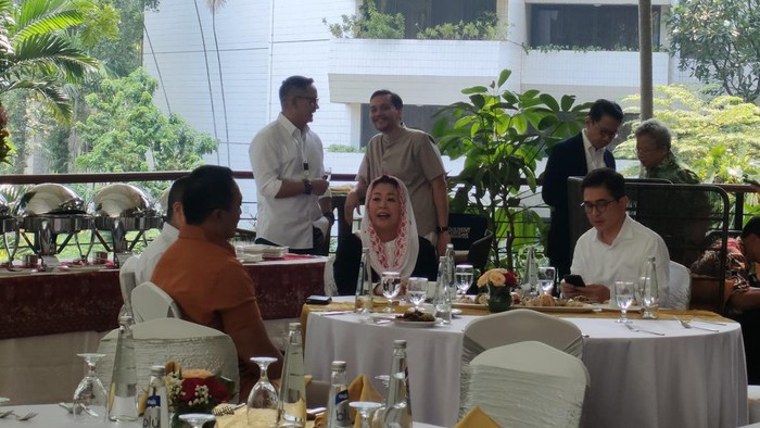 Putri Presiden RI ke-4 Abdurrahman Wahid atau Gus Dur, Yenny Wahid, melakukan makan bersama dengan Tim Pemenangan Nasional (TPN) Ganjar Pranowo-Mahfud Md, Jumat (27/10/2023) siang.
