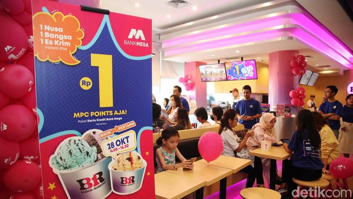 1 MPC Point untuk Makan Es Krim dari Bank Mega Wakil Direktur Utama Bank Mega Diza Larentie sedang berbincang dengan nasabah kartu kredit Bank Mega, disela-sela acara Bikin Jadi Pertama kegiatan Makan Es Krim Baskin Robbins di kawasan Pondok Indah Mall, Jakarta, Sabtu (28/10/2023).