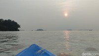 Keadaan yang tak jauh berbeda terlihat di Pulau Genteng Kecil, Kepulauan Seribu. Foto ini diambil sekitar pukul 06.00 WIB, saat sunrise. (bonauli/detikcom)