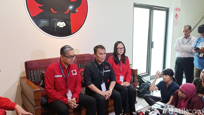 Ahmad Basarah (berbaju hitam) saat ditemui di Sekolah Kader PDIP (Rizky/detikcom).