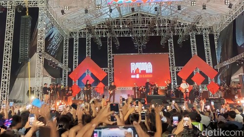 Ahmad Dhani bersama Dewa 19 saat menggelar konser di Lapangan Bundar Praya, Lombok Tengah, NTB, Jumat malam (27/10/2023). (Foto: Helmy Akbar/detikBali)