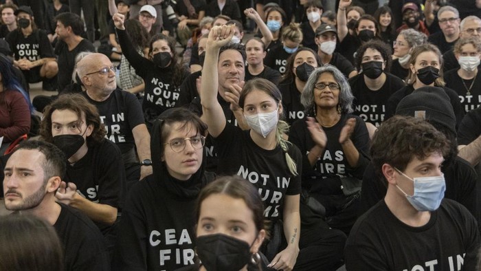 Aksi Massa Pro-Palestina Lumpuhkan Stasiun New York Massa pro-Palestina menggelar aksi di Stasiun Grand Central, New York, Amerika Serikat. Aksi itu membuat lumpuh Stasiun Grand Central.