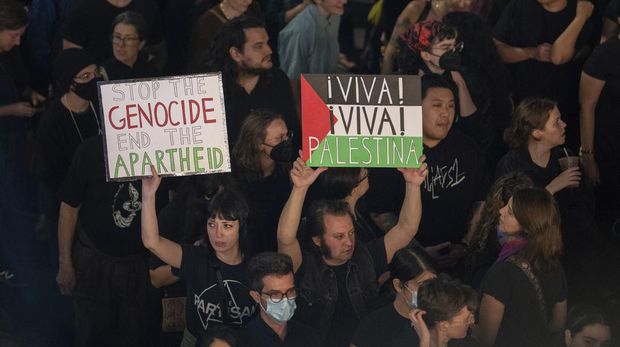 Massa pro-Palestina menggelar aksi di Stasiun Grand Central, New York, Amerika Serikat. Aksi itu membuat lumpuh Stasiun Grand Central.