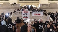 Spanduk bertuliskan Palestinians should be free dan Mourn the dead, fight like hell for the living dibentangkan di aula utama Stasiun Grand Central. 
