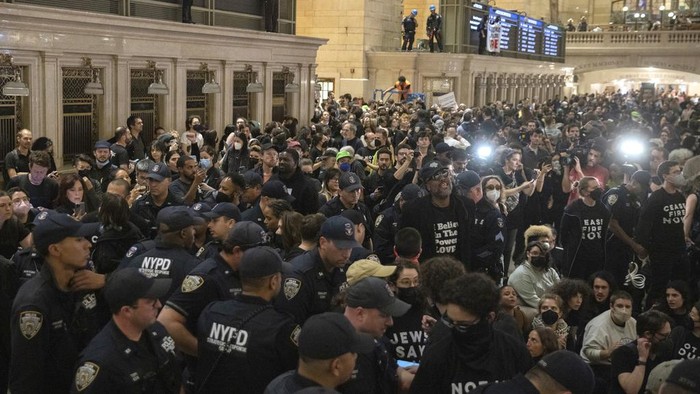 Aksi Massa Pro-Palestina Lumpuhkan Stasiun New York Massa pro-Palestina menggelar aksi di Stasiun Grand Central, New York, Amerika Serikat. Aksi itu membuat lumpuh Stasiun Grand Central.