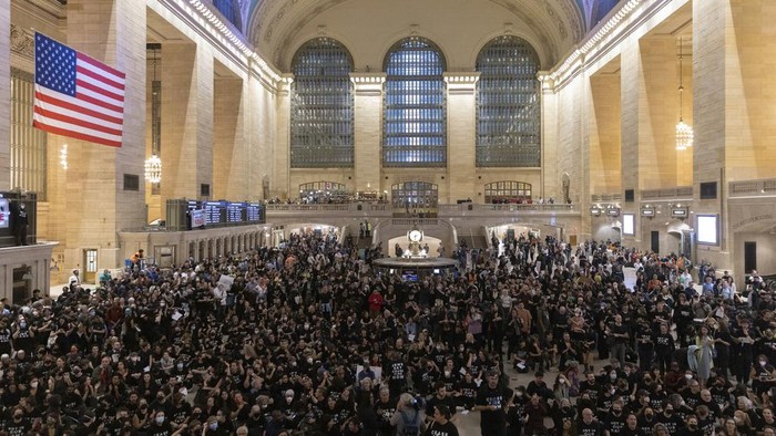 Aksi Massa Pro-Palestina Lumpuhkan Stasiun New York Massa pro-Palestina menggelar aksi di Stasiun Grand Central, New York, Amerika Serikat. Aksi itu membuat lumpuh Stasiun Grand Central.