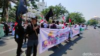 Ratusan Orang Long March Aksi Bela Palestina Di Jalan Pahlawan Surabaya