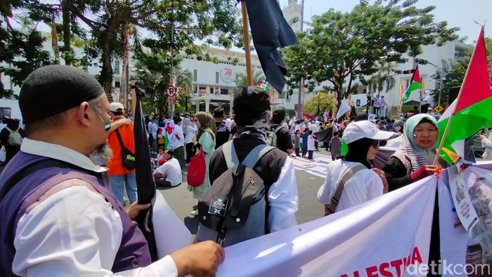 Aksi solidaritas bela Palestina di Tugu Pahlawan Surabaya.
