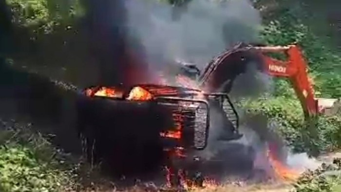 Alat berat diduga untuk penambangan emas ilegal dibakar warga di Bungo.