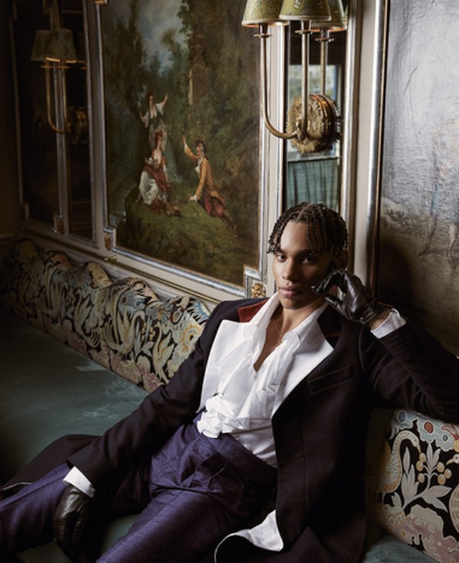 Inilah penampilan Alexandre Grimaldi menjadi model di majalah Tatler. Tampil dengan baju hijau neon dengan aksen batu, Alexandre berpose fierce bak model profesional. Foto: dok. Tatler