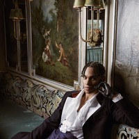 Inilah penampilan Alexandre Grimaldi menjadi model di majalah Tatler. Tampil dengan baju hijau neon dengan aksen batu, Alexandre berpose fierce bak model profesional. Foto: dok. Tatler