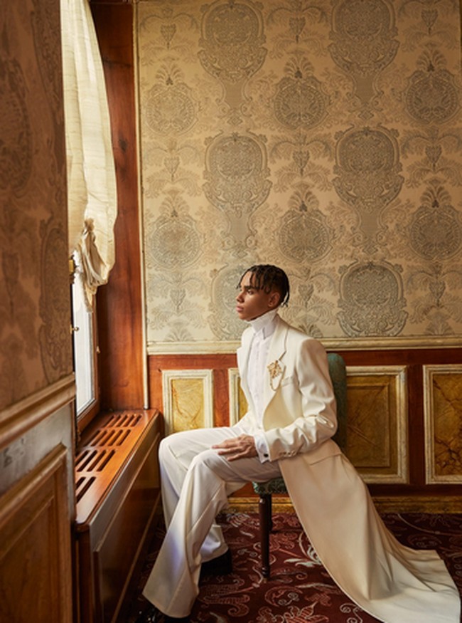 Dalam penampilan lain, Alexandre bergaya aristokrat. Mahasiswa 20 tahun itu menggunakan baju serba putih lengkap dengan jubah yang menyapu lantai. Foto: dok. Tatler