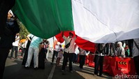 Bendara Palestina berukuran raksasa dibentangkan di depan Kedubes Amerika Serikat. 